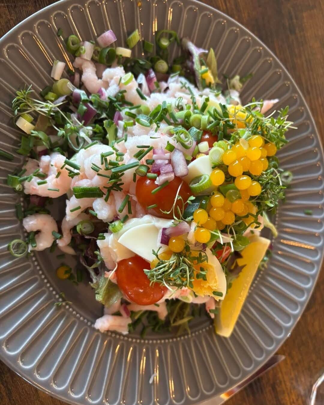 Rejesalat med æg, cherrytomater, rødløg, purløg, karse og citronperler