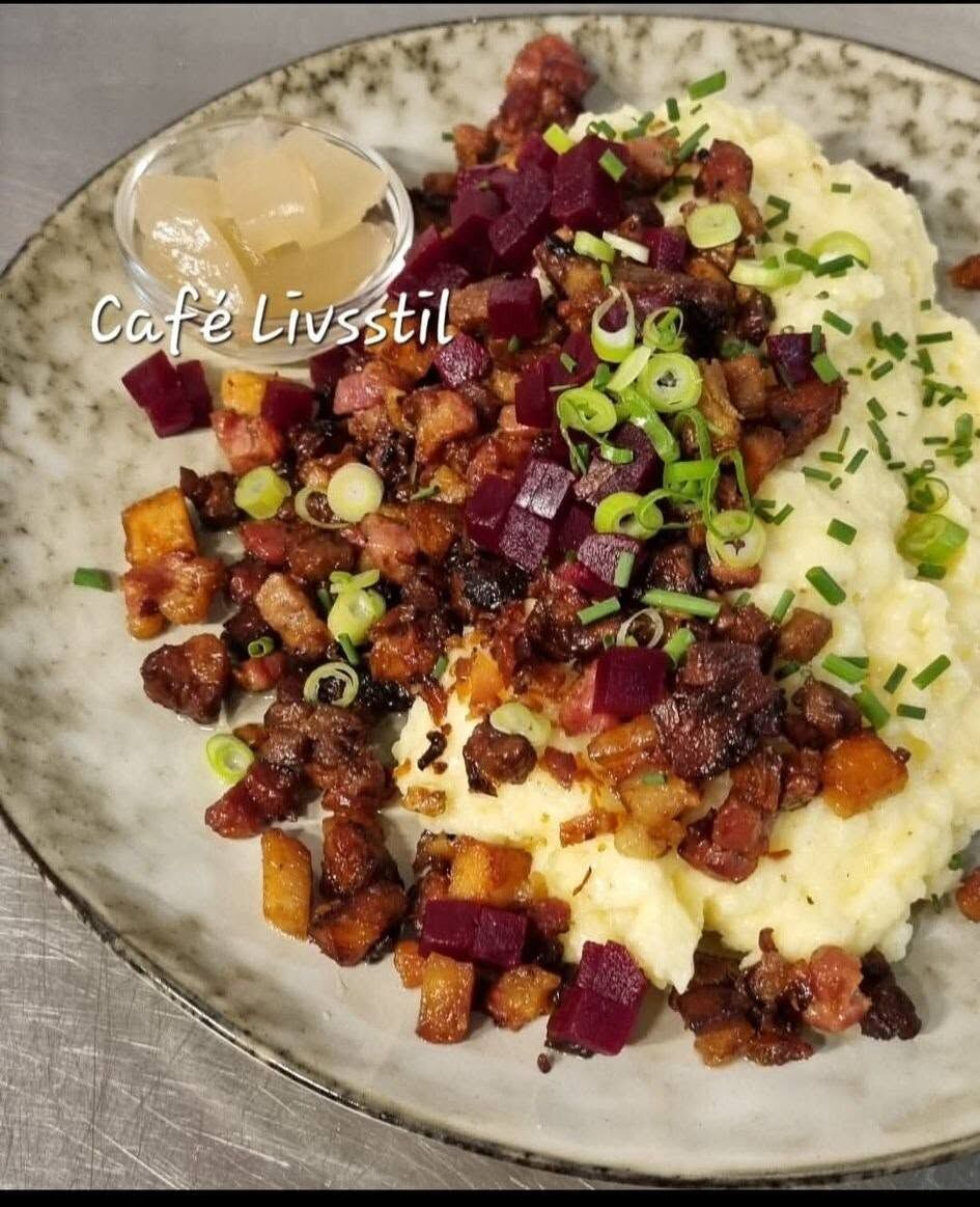 Livsstilsgryde med kartoffelmos, stegte tern, rødbeder og forårsløg