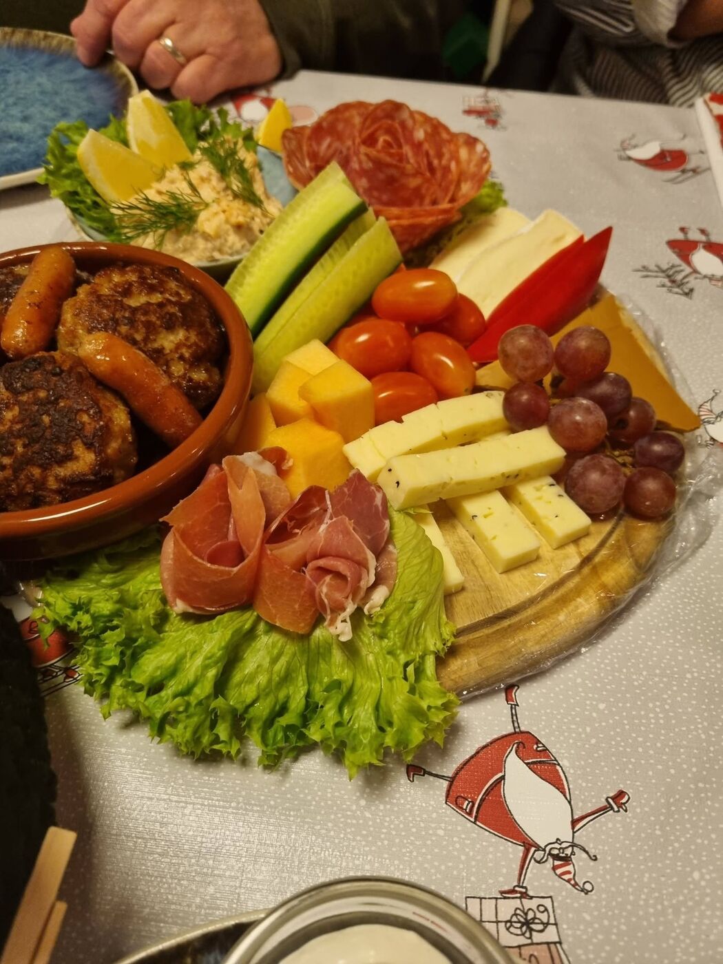 Platte med pålæg, oste, frugt og grønt, frikadeller og små pølser
